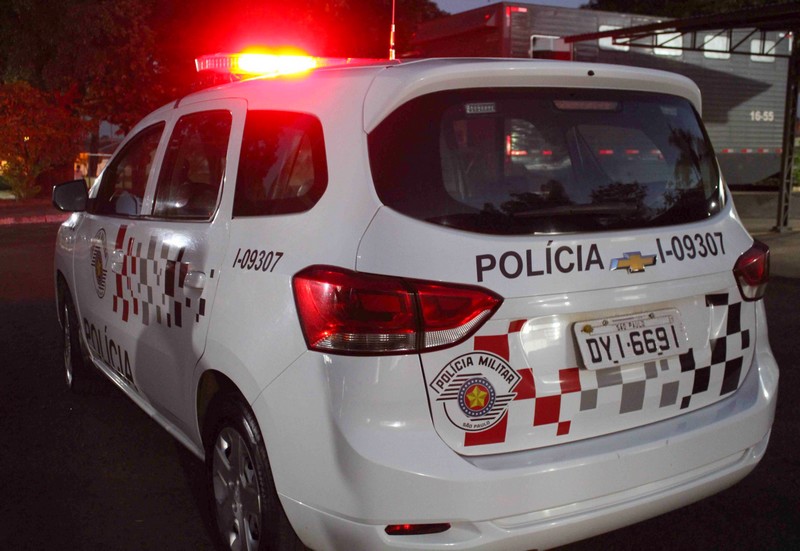 Trio armado rouba casal e leva dinheiro da venda de doces