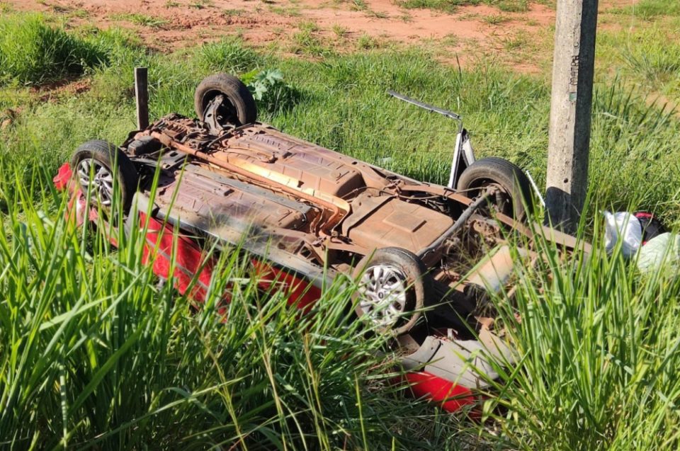 Carro capota na SP-294 e deixa irmãos feridos