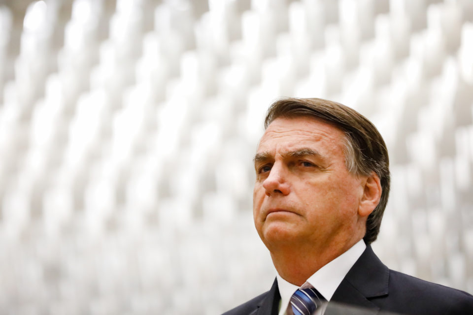 PF vê crime de Bolsonaro por associar vacina ao vírus da Aids