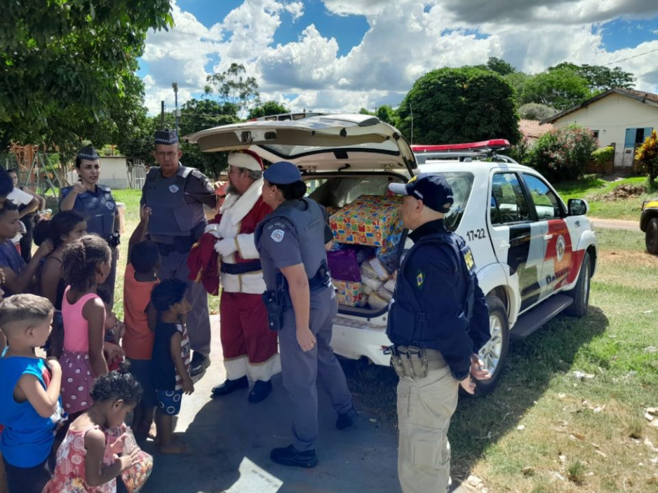 PM e PRF fazem ação social de Natal em Dirceu