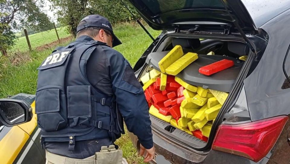 Carro capota com quase meia tonelada de maconha