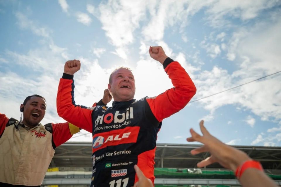 Barrichello celebra bicampeonato na Stock Car
