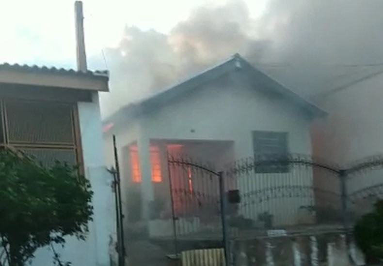 Residência é consumida por incêndio no bairro Palmital