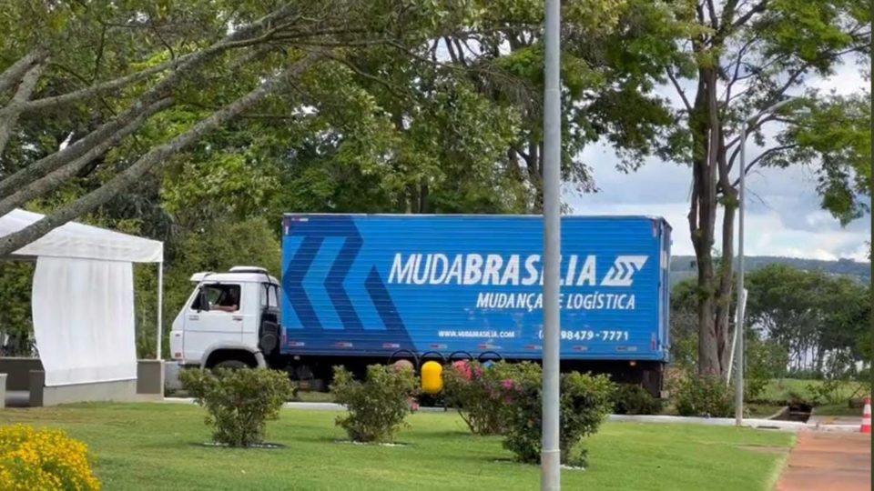 Caminhão de mudança chega ao Palácio da Alvorada