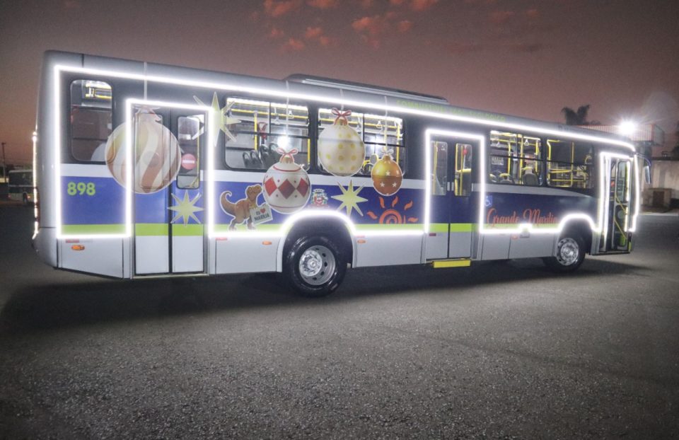 Grande Marília celebra festas com ônibus iluminado