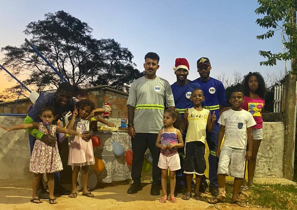 Menina de 6 anos faz festa de Natal para os coletores de lixo