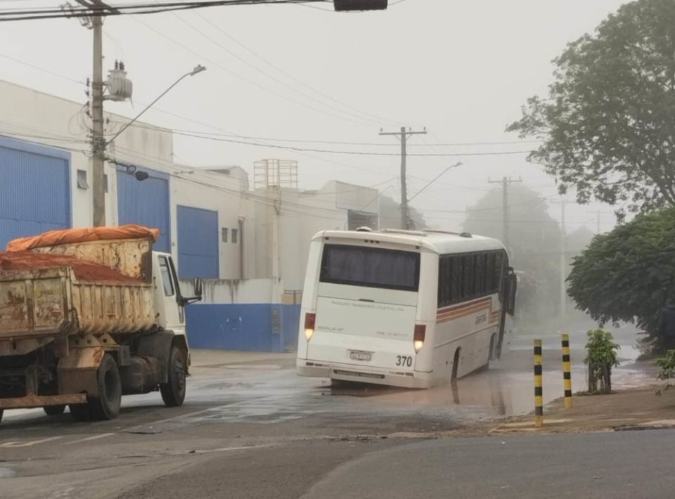 Vazamento de esgoto deixa ônibus atolado 4h na zona Sul