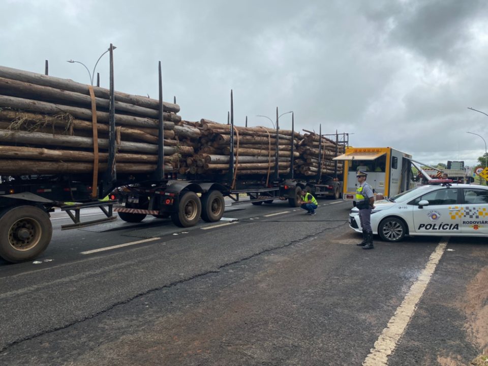 Ação flagra 20 caminhões com excesso de carga na região