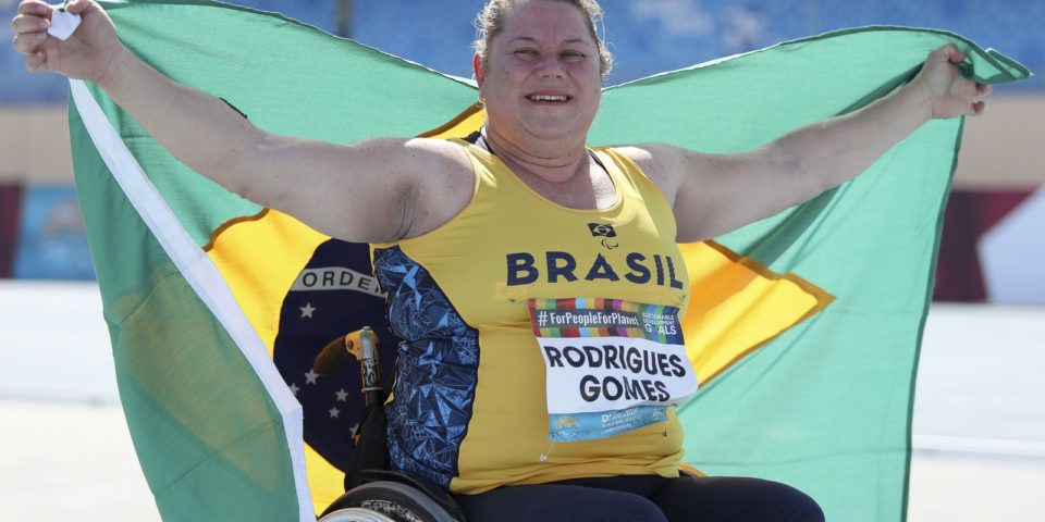 Beth Gomes quebra recorde mundial por arremesso de peso