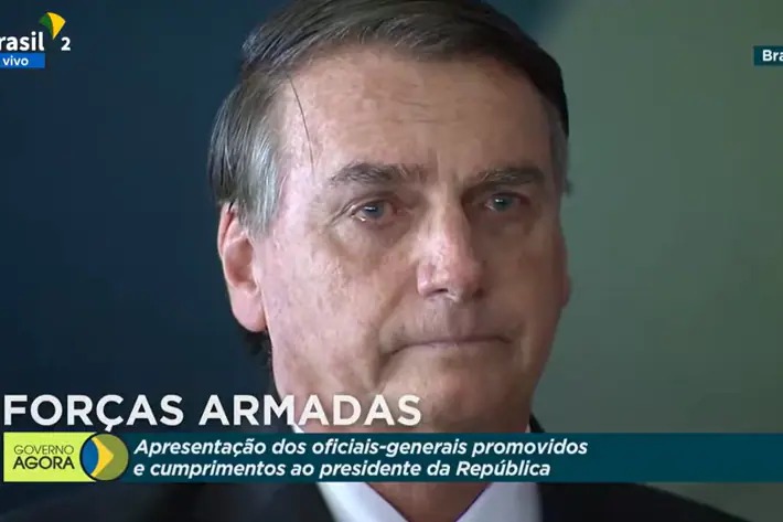 Bolsonaro chora ao participar de evento militar no DF