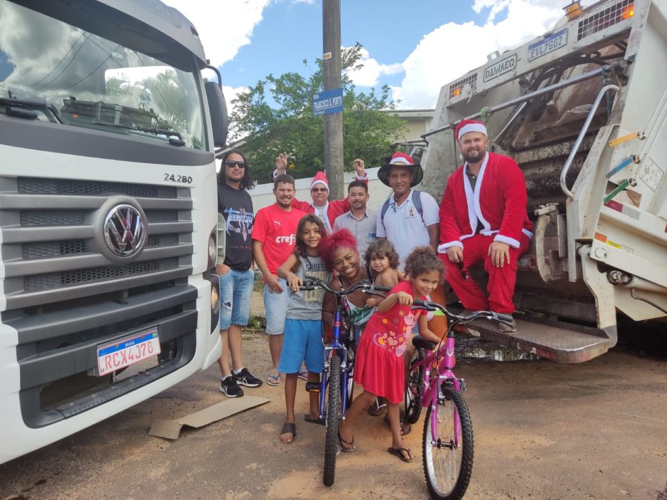 Coletores de lixo retribuem festa e levam presentes para menina