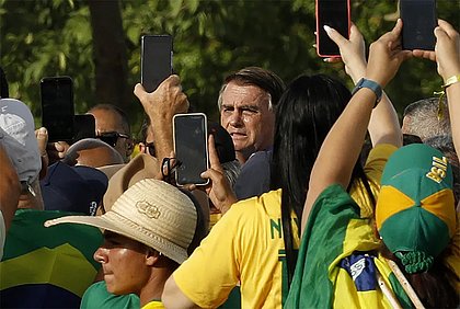 Bolsonaro quebra o silêncio e discursa para apoiadores