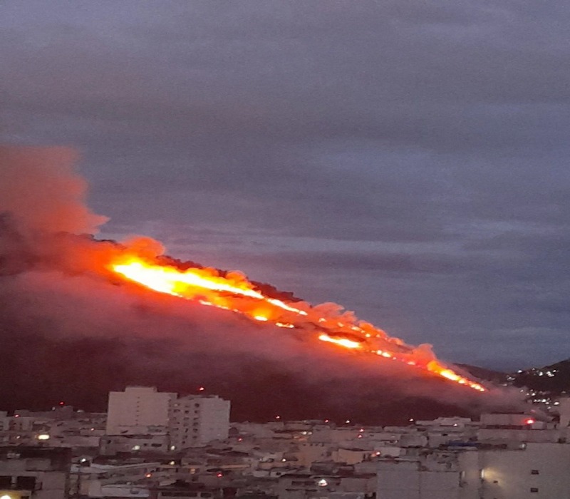 Incêndio atinge mata em Copacabana; chamas podem ter começado com fogos