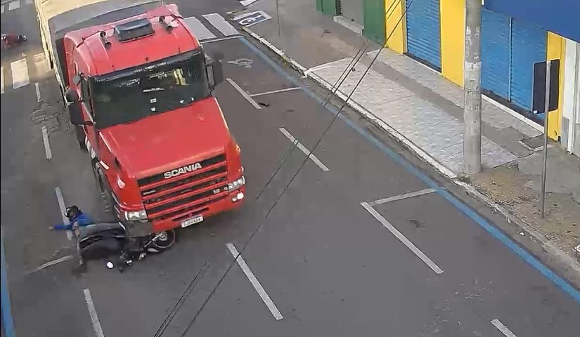 Motociclista é arrastado por caminhão em Garça
