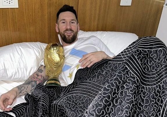 Messi publica foto dormindo ao lado da taça da Copa do Mundo