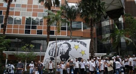 Torcidas organizadas do Santos fazem vigília por Pelé