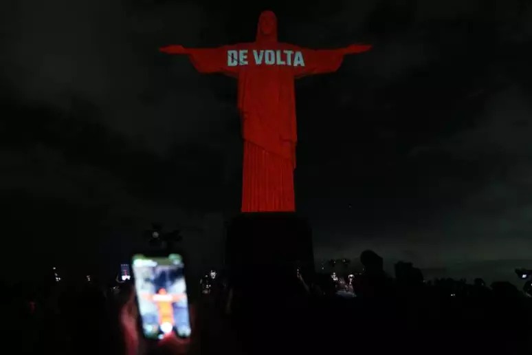 UFC usa o Cristo Redentor para promover evento no Rio