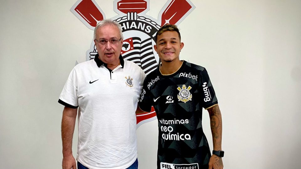 Corinthians renova contrato com Adson até final de 2025