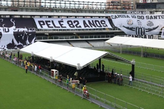Jogadores do Santos prestam homenagens a Pelé na Vila