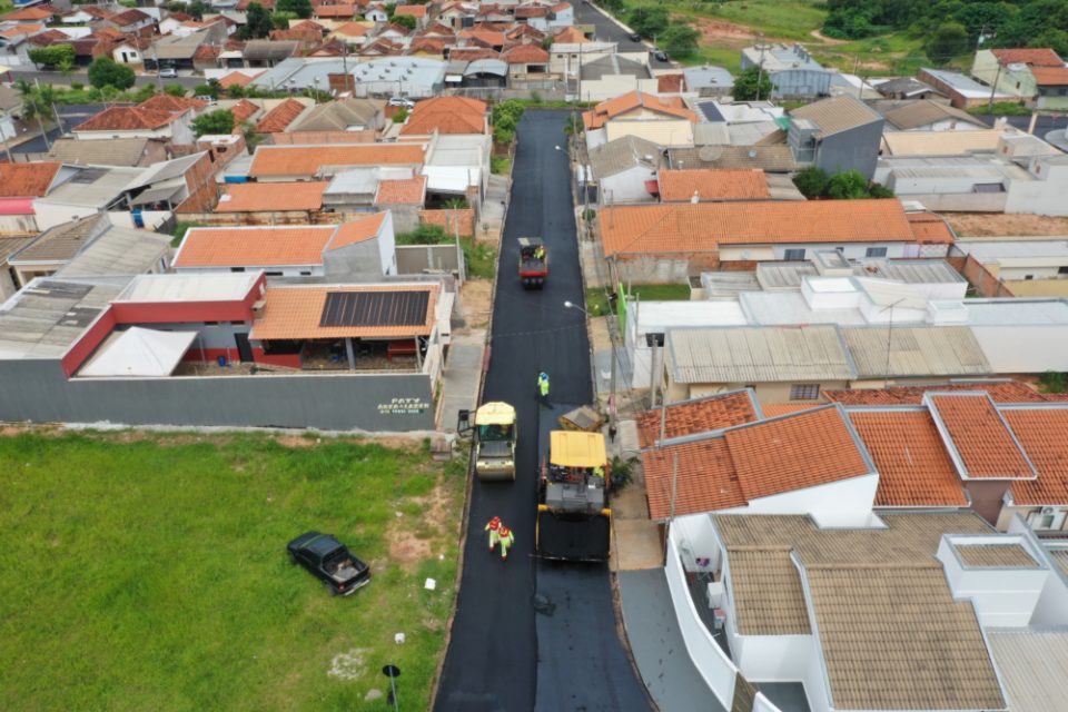 Pompeia asfalta 15.600 m² no bairro Jardim das Acácias