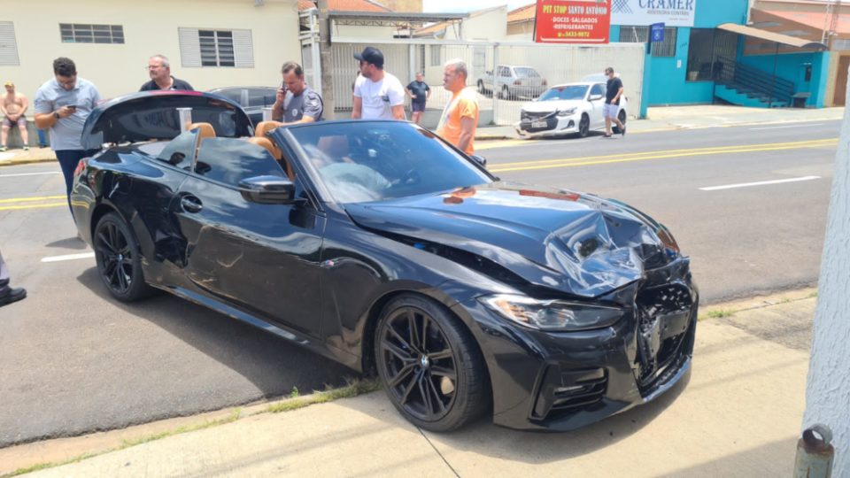 Motorista de carro de luxo causa acidente na Santo Antônio