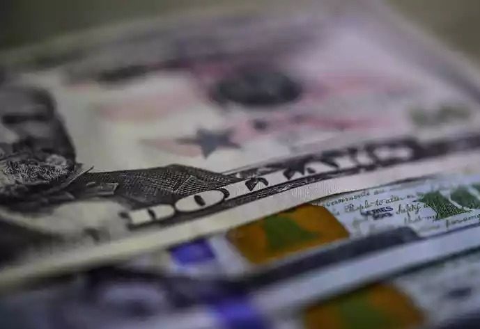 Dólar sobe e Bolsa cai após primeiras medidas do governo