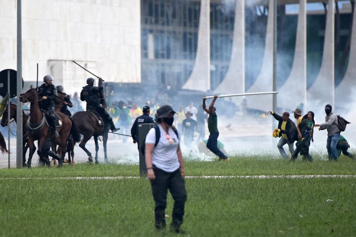 Em Brasília, jornalistas são agredidos com socos e chutes