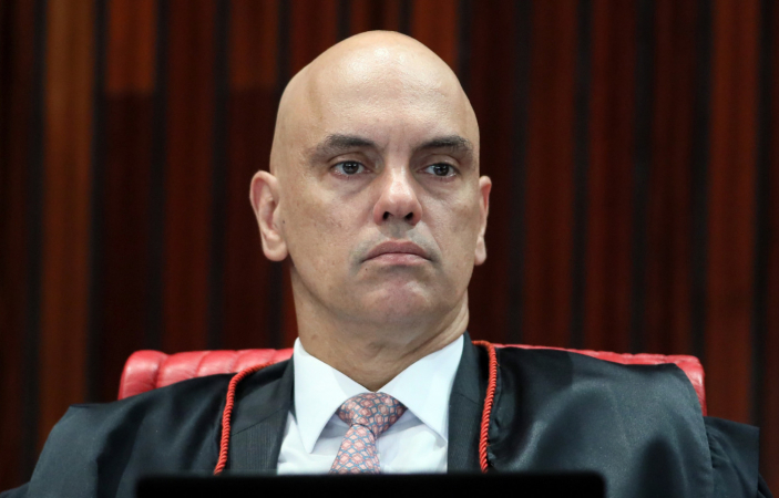 Moraes bloqueia redes de deputados e confisca passaporte