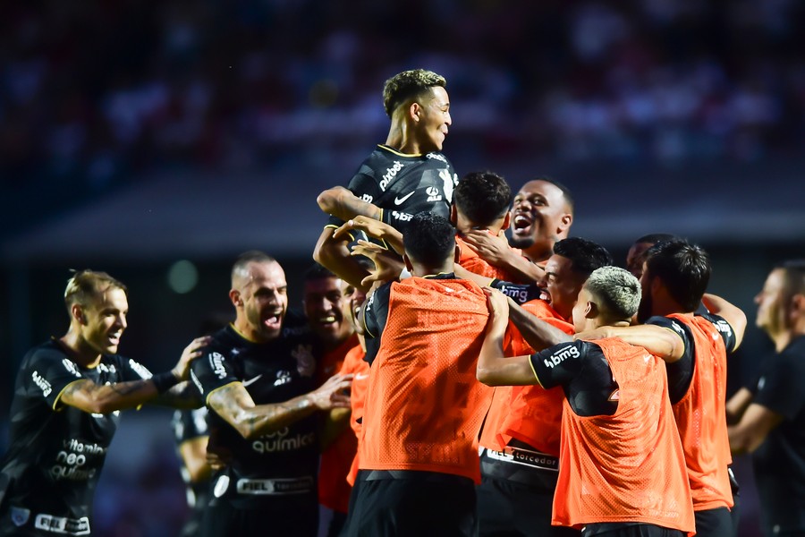 Corinthians vence São Paulo e encerra jejum no Morumbi