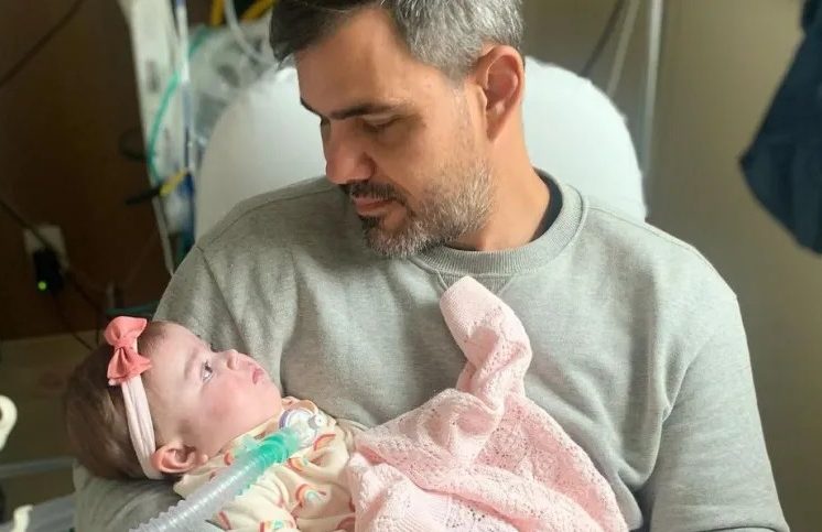 Juliano Cazarré anuncia alta da filha após sete meses internada