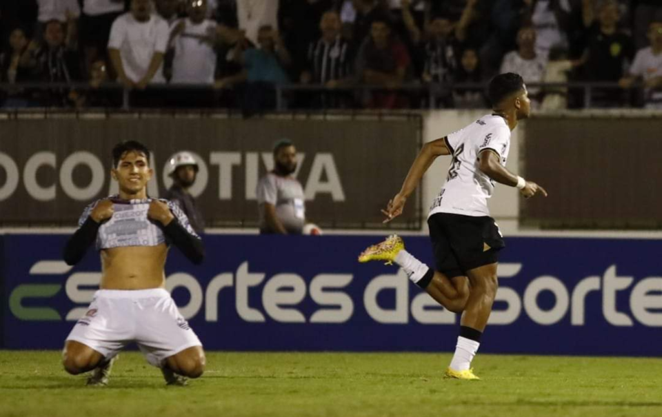 Corinthians supera Comercial com gol nos acréscimos