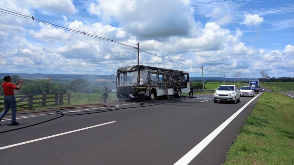 Fogo consome ônibus na SP-333 em Marília