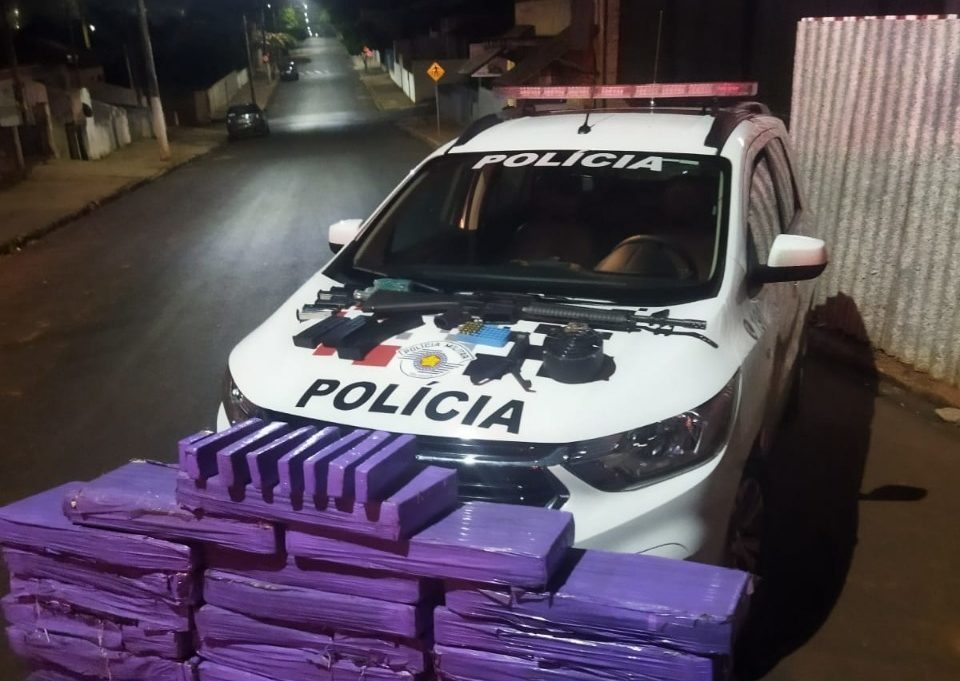 Homem é preso com arma e 499 tabletes de maconha