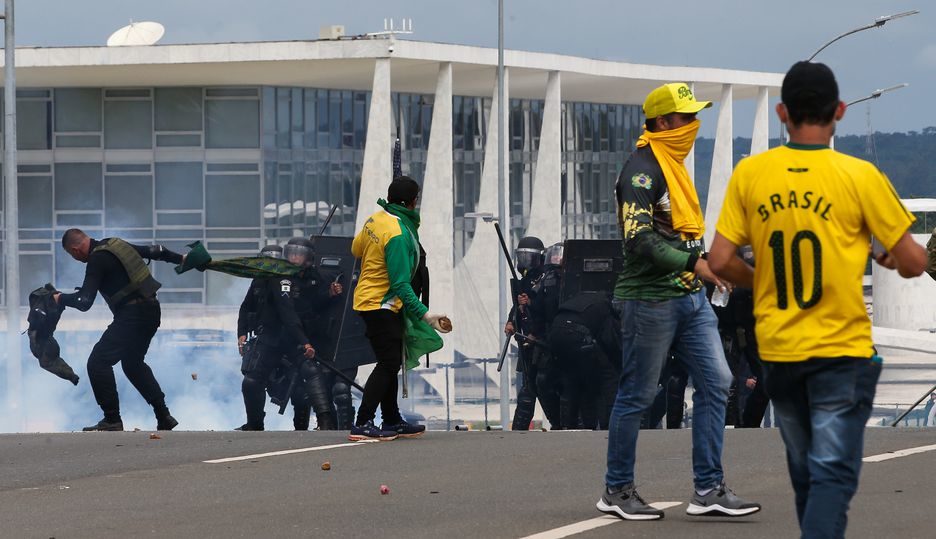 Moraes afasta Ibaneis, determina centenas de prisões e proíbe protestos