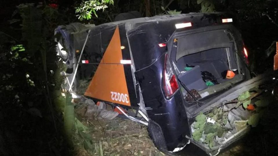 Ônibus com time de futebol cai de ponte em MG e deixa mortos