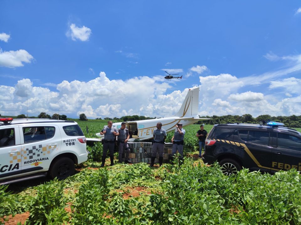 Ocupante de avião carregado com droga é preso em mata