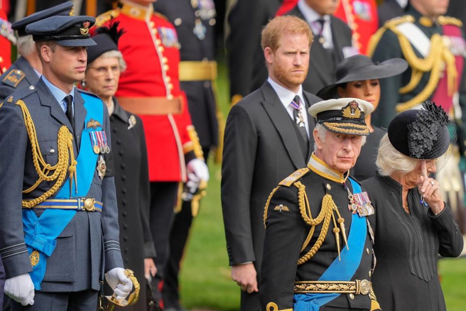 Rei Charles quer fazer as pazes com Harry, diz jornal britânico