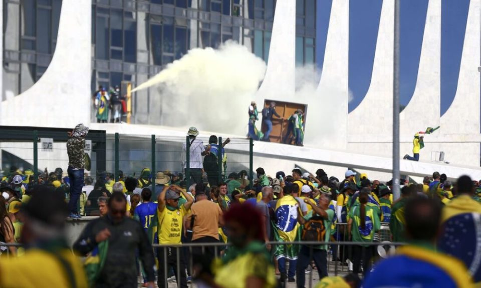 AGU lista mariliense e pede bloqueio de bens por atos em Brasília