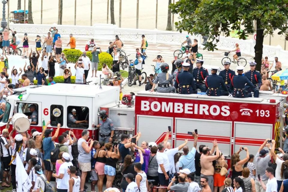 Cortejo de Pelé passa na frente da casa da mãe do rei