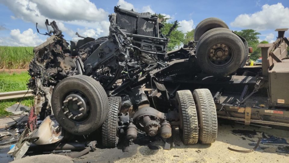 Colisão entre três veículos deixa um morto na BR-153