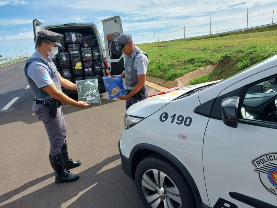 Rodoviária apreende camisetas e bonés falsos