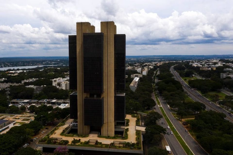 Reestruturação de governo pode adiar reunião do CMN