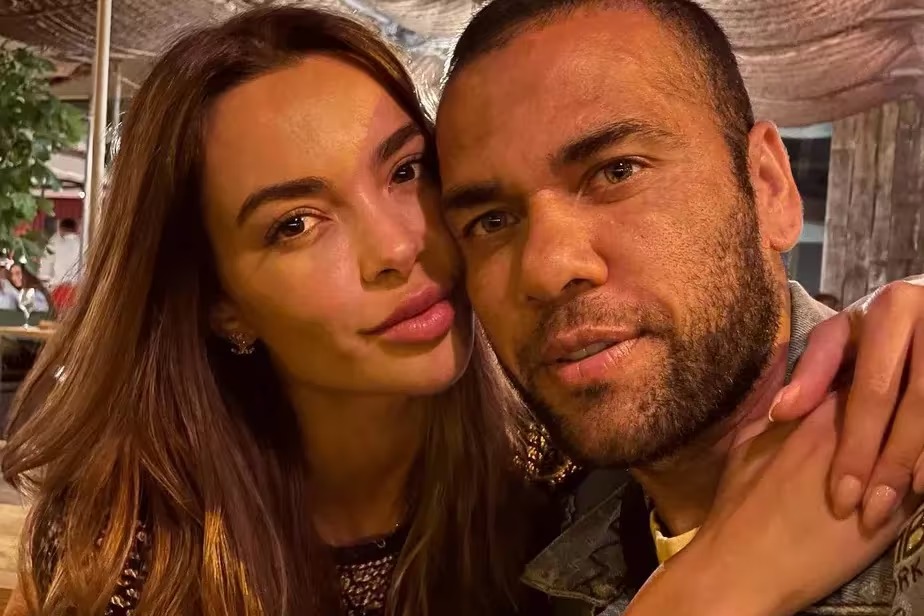 Mulher de Daniel Alves é ofendida nas redes sociais