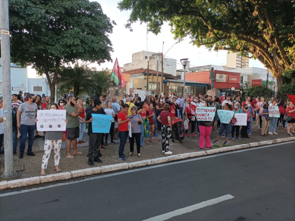 Manifestação por democracia é realizada no Centro