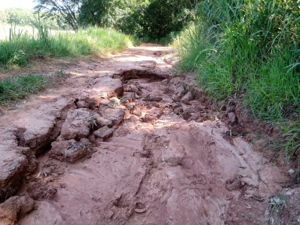 Estradas intransitáveis deixam moradores ilhados em zona rural