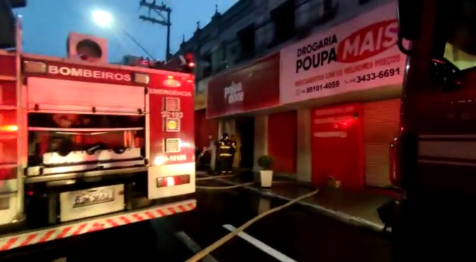 Bombeiros apagam fogo em lanchonete no Centro de Marília