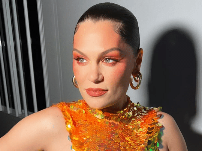 Jessie J anuncia gravidez após sofrer aborto espontâneo