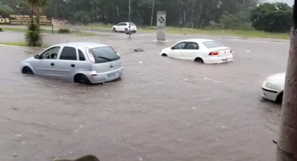 Chuva invade casas, alaga ruas e derruba muro de escola em Marília