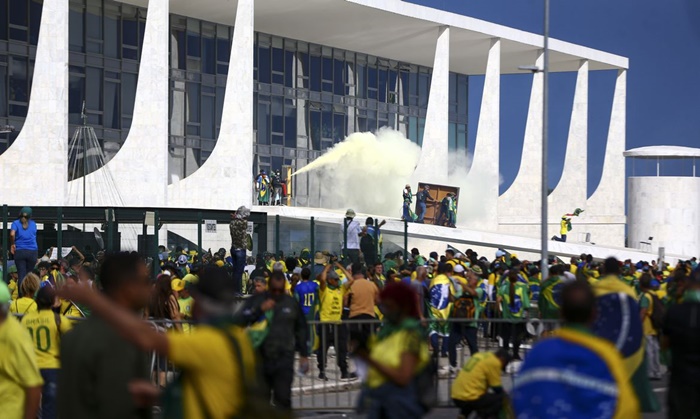 Invasão em Brasília é comparada ao ataque ao Capitólio nos EUA