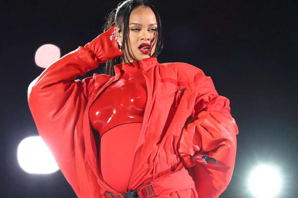 Rihanna confirma gravidez após show no intervalo do Super Bowl